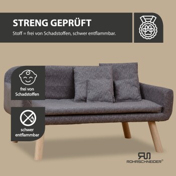 Graues Haustiersofa mit Holzbeinen, mit zwei quadratischen Kissen, Abmessungen beschriftet: 103 cm breit, 50 cm hoch, 57 cm tief.