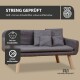 Graues Haustiersofa mit Holzbeinen, mit zwei quadratischen Kissen, Abmessungen beschriftet: 103 cm breit, 50 cm hoch, 57 cm tief.