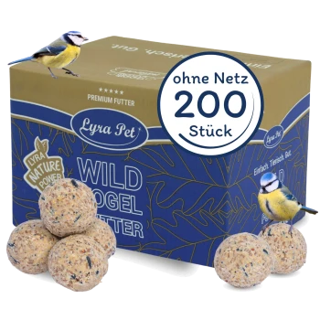 Premium-Vogelfutterbälle ohne Netz, verpackt in Boxen zu 200, mit zwei Blaumeisen, die auf den Boxen und Futterbällen sitzen.