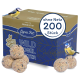 Premium-Vogelfutterbälle ohne Netz, verpackt in Boxen zu 200, mit zwei Blaumeisen, die auf den Boxen und Futterbällen sitzen.