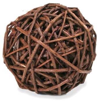 Une balle ronde tissée en brindilles brunes, conçue comme un jouet pour animaux, présentant des motifs et textures complexes.