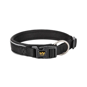 Schwarzes Haustierhalsband mit einer stabilen Schnalle und einem Metall-D-Ring, mit einem kleinen gelben Kronenlogo auf der Schnalle.