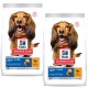Zwei Säcke Hill's Science Plan Hundefutter, gekennzeichnet mit "Oral Care" für Erwachsene, mit einem lächelnden Dackel auf der Vorderseite.