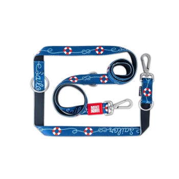 Blaues nautisches Hundeleinen-Set mit Rettungsringmuster, Schriftzug 'Sailor' und rotem 'Max & Molly'-Anhänger, Metallclips.