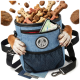 Blaue Jeans-Haustier-Leckerlitasche mit einem roten Kordelzug, schwarzem Netzfach und einem Logo-Patch; enthält einen abnehmbaren Riemen.