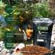 Kenkou Koi Futterbeutel mit 5 kg, mit sinkenden Pellets für kaltes Wasser, umgeben von bunten Koi-Fischen in einem Teich.