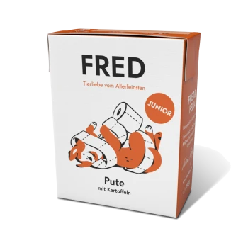 Kartons mit FRED Haustierfutter für Junioren, mit einer verspielten Hundillustration, beschriftet "Pute mit Kartoffeln".