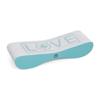 Ein Haustierpflegewerkzeug in Wellenform, mit dem Wort "LOVE" in hellblau auf einer weißen strukturierten Oberfläche, mit einem kleinen Logo an der Seite.