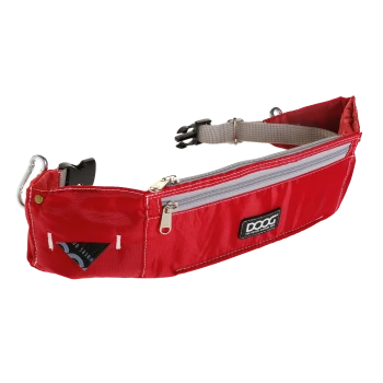 Roter Hundegurt mit mehreren Taschen, einem Karabinerclip und einem DOOG-Logo, entworfen für Tierbesitzer.