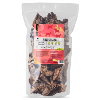 Eine durchsichtige Tüte mit getrockneten Rinderlungen-Hundeleckerlis mit der Aufschrift "Rinderlunge," rotes und weißes Design, 900g mit Nährwertangaben.