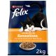 Sac de nourriture pour chats Purina Felix Farmhouse Sensations présentant un chat noir et blanc joueur, avec un texte mettant en avant le poulet, la dinde et les légumes, 2 kg.