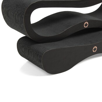 Schwarzer Katzenkratzbaum mit modernem Wellen-Design, der strukturierte Oberflächen zum Kratzen und ein Logo an der Seite hat.