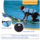 Ein Hund in einer blauen Schwimmweste steht auf einem Surfbrett und zeigt Sicherheitsmerkmale und Passform für verschiedene Hunderassen.