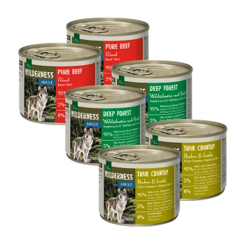 Dosen mit Hundefutter, beschriftet mit "Pure Beef", "Deep Forest" und "True Country", mit 95% Fleischanteil und Bildern von Wölfen.