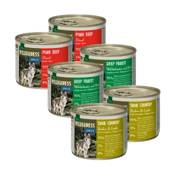 Dosen mit Hundefutter, beschriftet mit "Pure Beef", "Deep Forest" und "True Country", mit 95% Fleischanteil und Bildern von Wölfen.