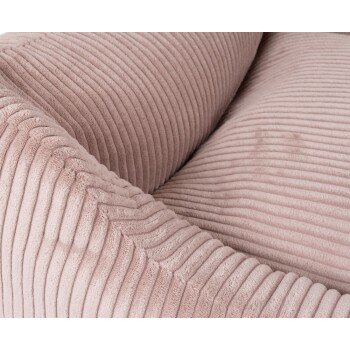 Nahaufnahme eines weichen, pinken Hundebetts mit gerippter Textur, das sein gemütliches Design und den plüschigen Stoff zeigt.