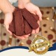 Hände halten einen Haufen brauner Haustier-Leckerlis, mit einem Abzeichen, das 'Bewährte Qualität seit über 15 Jahren - Best Quality' in der Ecke angibt.