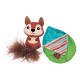 Ein Plüschspielzeug-Set mit einem niedlichen roten Eichhörnchen mit einem flauschigen braunen Schwanz und einem bunten, blattförmigen Spielzeug mit einem Marienkäferdesign.