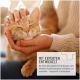 Eine Person, die sanft eine entspannte orangefarbene Tabby-Katze streichelt, mit dem Text "MIT EXPERTEN ENTWICKELT" und Details zur Expertenentwicklung in Deutschland.