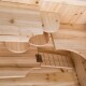 Innenansicht eines Holz-Haustierhauses mit abgerundeten Regalen, einer schrägen Rampe und natürlichen Holzmaserungsdetails.