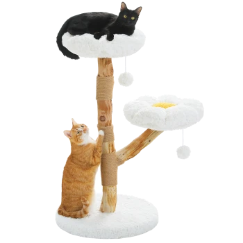 Eine schwarze Katze entspannt sich auf einer flauschigen Plattform eines Katzenbaums, während eine orangefarbene Katze an der Basis kratzt. Der Baum hat eine blumenförmige Plattform.