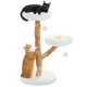 Eine schwarze Katze entspannt sich auf einer flauschigen Plattform eines Katzenbaums, während eine orangefarbene Katze an der Basis kratzt. Der Baum hat eine blumenförmige Plattform.