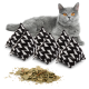Eine graue Katze mit leuchtend orangefarbenen Augen sitzt hinter fünf schwarz-weißen Katzenminzkissen mit Zickzack-Muster, mit getrockneter Katzenminze, die davor verstreut ist.