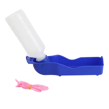 Blauer Halter für Haustierwasserflaschen mit einer klaren Flasche, begleitet von einer pinken Schnur zur Sicherung.