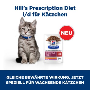 Grau getigertes Kätzchen mit blauem Halsband sitzt neben Hill's Prescription Diet i/d Digestive Care Kittenfutterbeutel mit der Aufschrift "NEU".