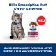 Grau getigertes Kätzchen mit blauem Halsband sitzt neben Hill's Prescription Diet i/d Digestive Care Kittenfutterbeutel mit der Aufschrift "NEU".
