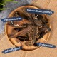 Getrocknete Hundeleckerlis auf einem Holztablett, beschriftet mit den Texten: 'naturbelassen', 'frei von Zusatzstoffen', 'zahnpflegend' und 'proteinreich'.