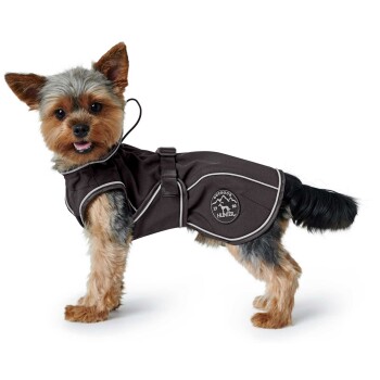 Ein kleiner Hund trägt einen stilvollen schwarzen Haustiermantel mit weißem Besatz und einem Logo, das auf der Seite "Hunter" liest.