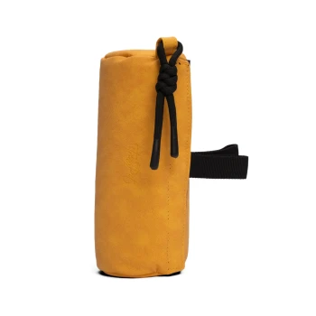 Eine gelbe Leckerlitasche für Haustiere mit einem Kordelzugverschluss und einem schwarzen Riemen zur Befestigung, mit einem subtil geprägten Logo.