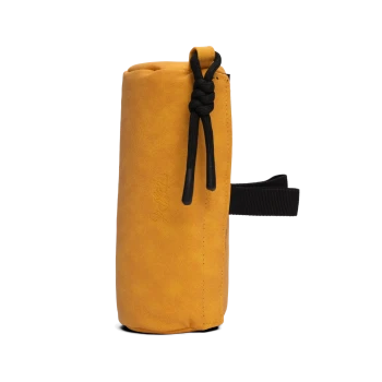 Eine gelbe Leckerlitasche für Haustiere mit einem Kordelzugverschluss und einem schwarzen Riemen zur Befestigung, mit einem subtil geprägten Logo.