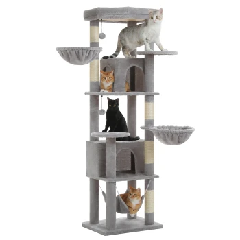 Ein hoher grauer Katzenbaum mit vier Katzen: eine graue getigerte Katze oben, zwei orangefarbene getigerte Katzen in der Mitte und eine schwarze Katze auf einer Plattform.
