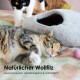 Eine dreifarbige Katze entspannt sich auf einer bunten Decke neben einem grauen Filzbett, während eine schwarz-weiße Katze sich nähert. Text: "Natürliche Wollfilz, geruchlos."