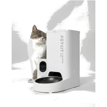 Graue und weiße Katze neben einem weißen PETKIT Yumshare Solo automatischen Futterspender mit eingebauter Kamera.
