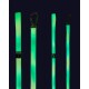 Vier leuchtend grüne Hundeleinen, die vor einem dunklen Hintergrund ausgestellt sind, mit Metallclips und Markenanhängern.