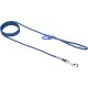 Blauwe gevlochten hondenlijn met een zilveren clip en een lus handvat, ontworpen voor het uitlaten en beheersen van huisdieren.