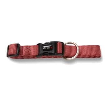 Rotes verstellbares Hundehalsband mit schwarzer Kunststoffschnalle mit der Aufschrift „WOLTERS“ und einem silbernen Metallring.