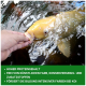 Eine Person füttert einen gelben Koi-Fisch in einem Teich, mit einem Text, der den hohen Proteingehalt und das Fehlen von künstlichen Zusatzstoffen hervorhebt.