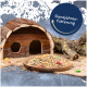 Ein hölzernes Haustierhaus neben einer Schüssel mit buntem Tierfutter, mit dem Text "Ganzjahresfütterung" in einem kreisförmigen Design darüber.