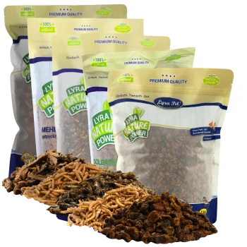 Lyra Pet 'Nature Power' 100% natürliche Tüten mit getrockneten Insektenleckerlis, daneben Haufen von Mehlwürmern, Larven und Grillen.