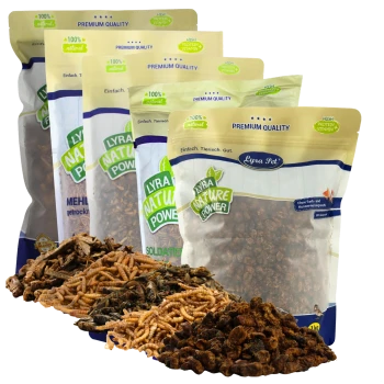 Lyra Pet 'Nature Power' 100% natürliche Tüten mit getrockneten Insektenleckerlis, daneben Haufen von Mehlwürmern, Larven und Grillen.
