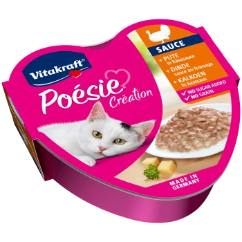 Emballage de nourriture pour chats Vitakraft Poésie Création avec un chat blanc sur un fond rose, présentant de la viande dans une sauce au fromage. Sans sucre ni céréales.
