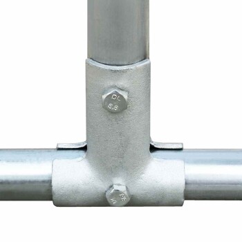 Metallrohrverbinder mit sechseckigen Schrauben, mit einer silbernen Oberfläche und einem T-Gelenkdesign, isoliert auf einem weißen Hintergrund.