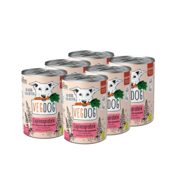 Sechs Dosen VEGDOG Hundefutter mit einer Illustration eines weißen Hundes, beschriftet mit "Lupinenprotein" und Zutaten wie Amaranth und Chiasamen.