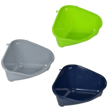 Drei dreieckige Haustierstreu-Boxen in Grün, Grau und Marineblau, die ihre geräumigen Innenräume und glatten Oberflächen zeigen.