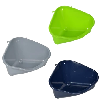 Trois bacs à litière triangulaires pour animaux de compagnie en vert, gris et bleu marine, montrant leurs intérieurs spacieux et leurs surfaces lisses.