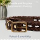 Brauner Leder-Haustierhalsband mit einer Messing-Schnalle und einem Ring, mit dem Text 'Robust & unauffällig' darüber.